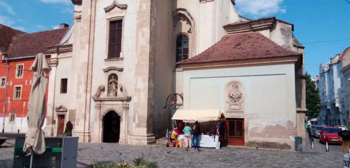 Biserica Franciscanilor. Pe capela din stânga intrării se află basorelieful Mariei din Loretto. FOTO: Remus Florescu