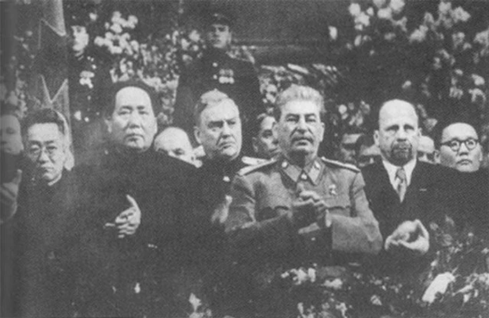 Mao ocupând locul de onoare, la dreapta lui Stalin