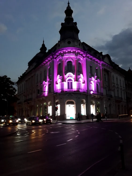 Hotelul Continental a fost luminată în culoarea roz, culoarea simbol a cancerului de sân.