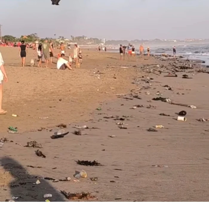 Plaje pline de gunoaie in Bali. Sursa foto: captura video Facebook/Gilda Popescu