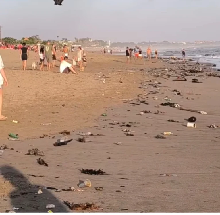 Plaje pline de gunoaie in Bali. Sursa foto: captura video Facebook/Gilda Popescu