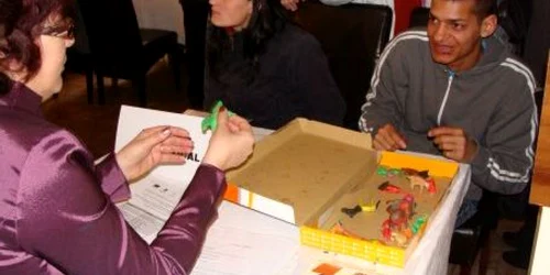 Tineri în căutarea unui job îşi pot găsi de muncă la târgul "Angajatori de Top" (foto: arhivă)