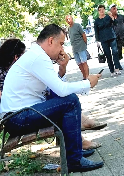 Primarul Viziteu, surprins în timpul unei igienizări fără șervețel FOTO MA