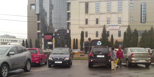 Șoferii nu se sfiesc să își parcheze mașinile în locuri interzise