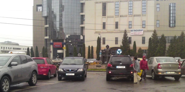 Șoferii nu se sfiesc să își parcheze mașinile în locuri interzise