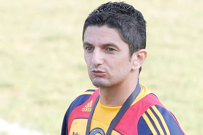 Răzvan Lucescu a  fost obligat de arabi  să-şi schimbe  look-ul, care-l făcuse  celebru în România