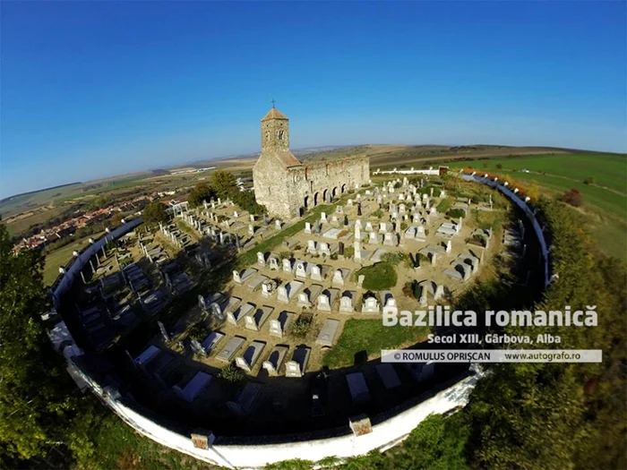 O placă de la intrarea în Bazilica romanică din Gârbova aminteşte de legenda miresei bogate/Foto Romulus Oprişcan