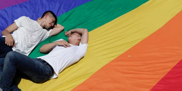 Imaginea Zilei / Doi bărbaţi gay căsătoriţi stau tolăniţi pe un steag curcubeu bucurându-se de legalizarea căsătoriei între persoane de acelaşi sex în Taipei Taiwan FOTO EPA – EFE / Ritchie B Tongo / 24 mai 2019