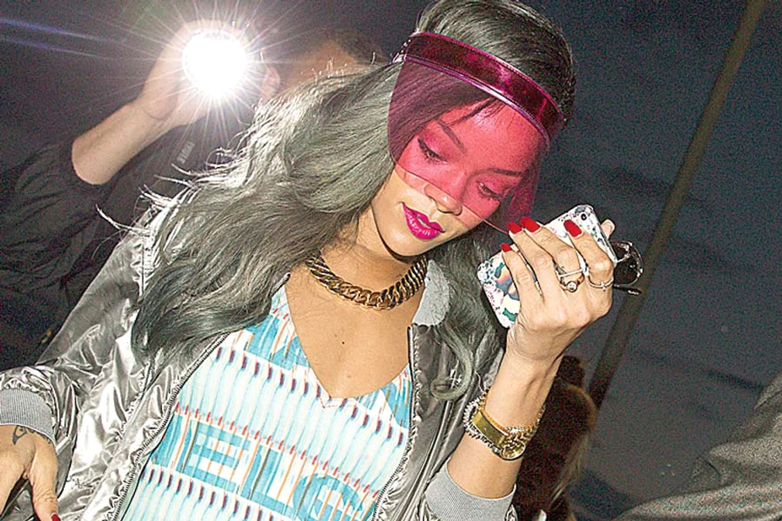 Rihanna a fost cărată în cârcă de bodyguarzii ei, care au dus-o până în hotel (Fotografii: Guliver)