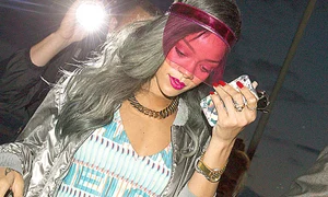 Rihanna a fost  cărată în cârcă de  bodyguarzii ei, care  au dus o până în hotel (Fotografii: Guliver) jpeg