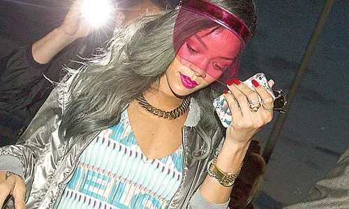 Rihanna a fost  cărată în cârcă de  bodyguarzii ei, care  au dus o până în hotel (Fotografii: Guliver) jpeg