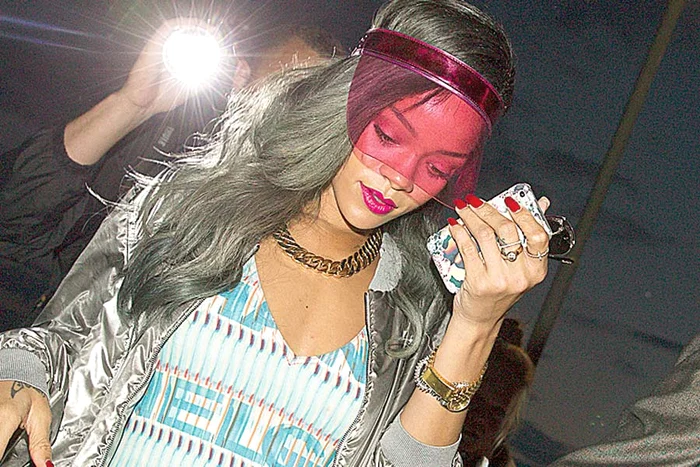 Rihanna a fost cărată în cârcă de bodyguarzii ei, care au dus-o până în hotel (Fotografii: Guliver)