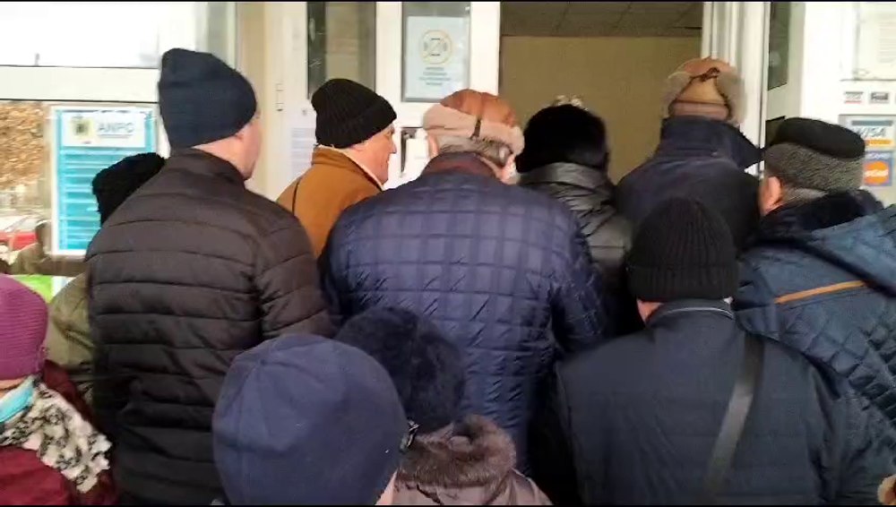 Cozi și îmbulzeală la taxe și impozite. Cu noaptea în cap, pensionarii au mers să-și achite dările către stat VIDEO 