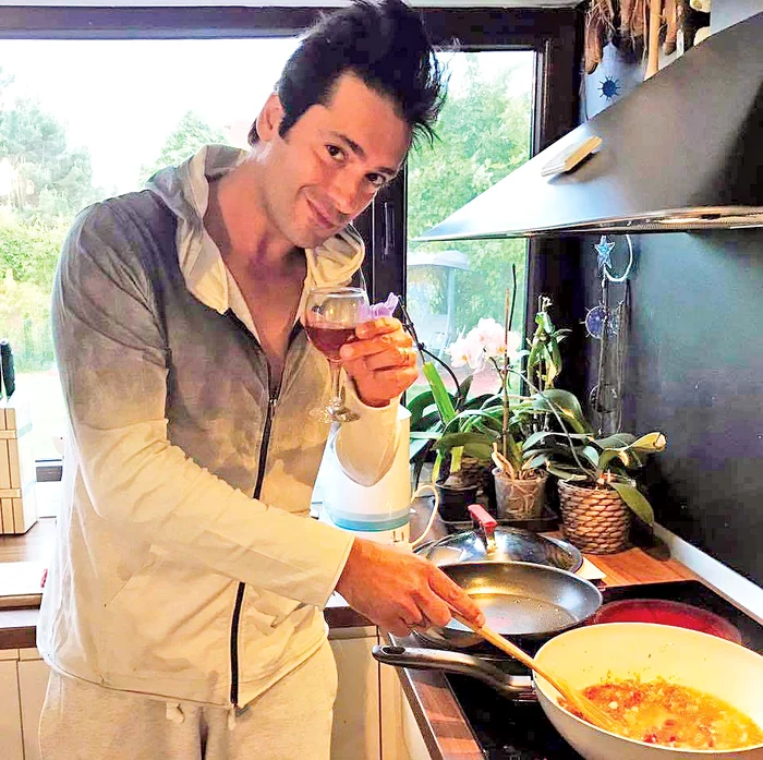 Se pricepe şi la  gătit. Iar mâncarea  gustoasă merge  cu un vin bun