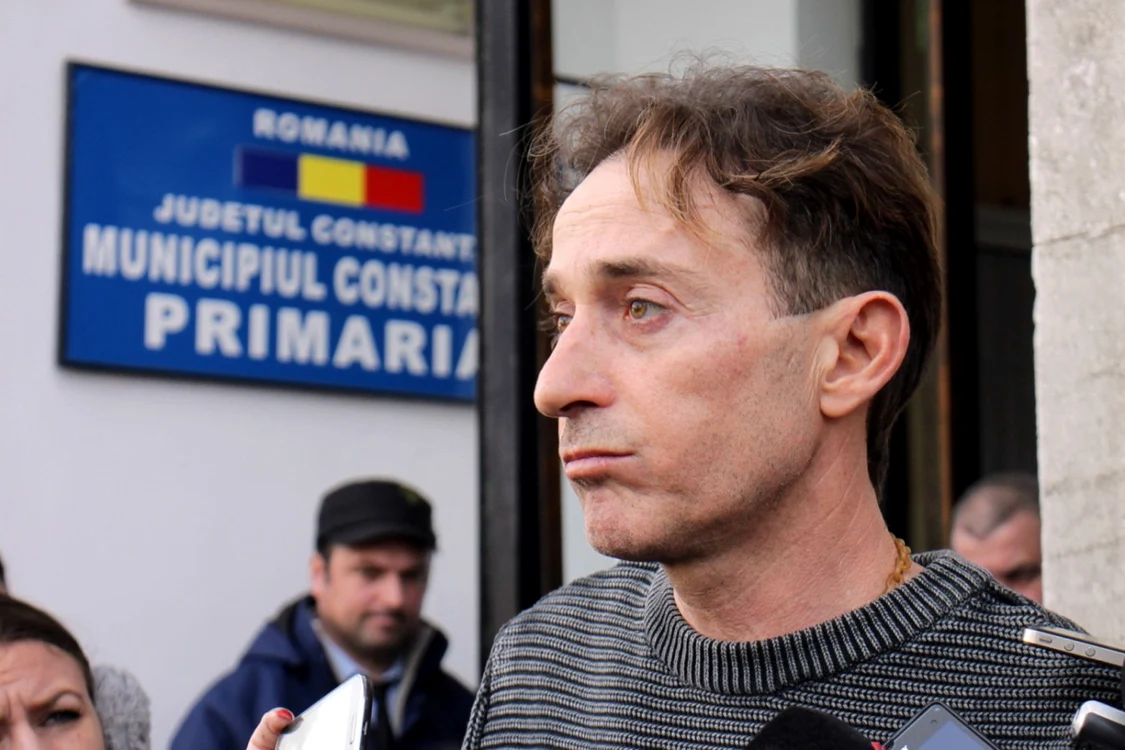 Radu Mazăre este acuzat de atribuirea nelegală a unor întinse suprafeţe de teren intravilan din municipiul Constanţa, Mamaia, plajă şi faleză