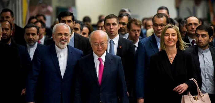 De la stânga la dreapta: Mohammad Javad Zarif - ministrul de Externe al Iranului, Yukiya Amano – directorul general al Agenţiei Internaţionale pentru Energie Atomică (AIEA) şi Federica Mogherini – înaltul reprezentant al UE pe probleme de politică externă şi securitate, la întâlnirea de la Vienna. Al doilea de la dreapta la stânga, rândul secund – Cornel Feruţă,  coordonator-şef în cadrul AIEA FOTO: nytimes.com