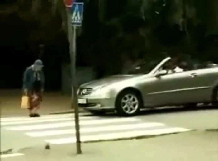 
    Bătrânica nu s-a lăsat intimidată  