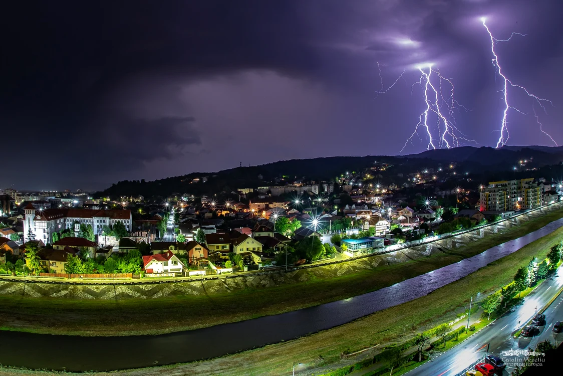 Spectacol de fulgere pe cerul nopții la Râmnicu Vâlcea Foto Cătălin Vezetiu