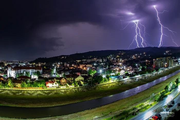 Spectacol de fulgere pe cerul nopții la Râmnicu Vâlcea Foto Cătălin Vezetiu