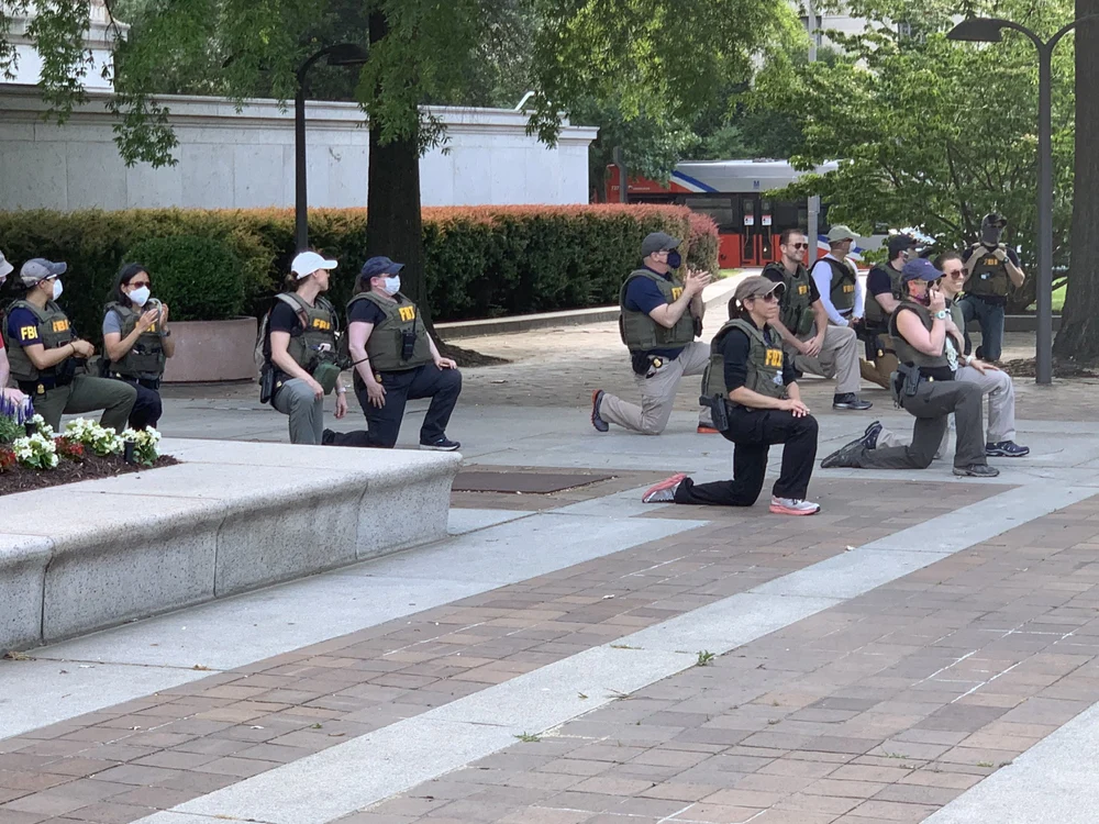 Mai mulți agenți FBI, concediați: şi-au exprimat solidaritatea faţă de manifestaţii care-l omagiau pe George Floyd