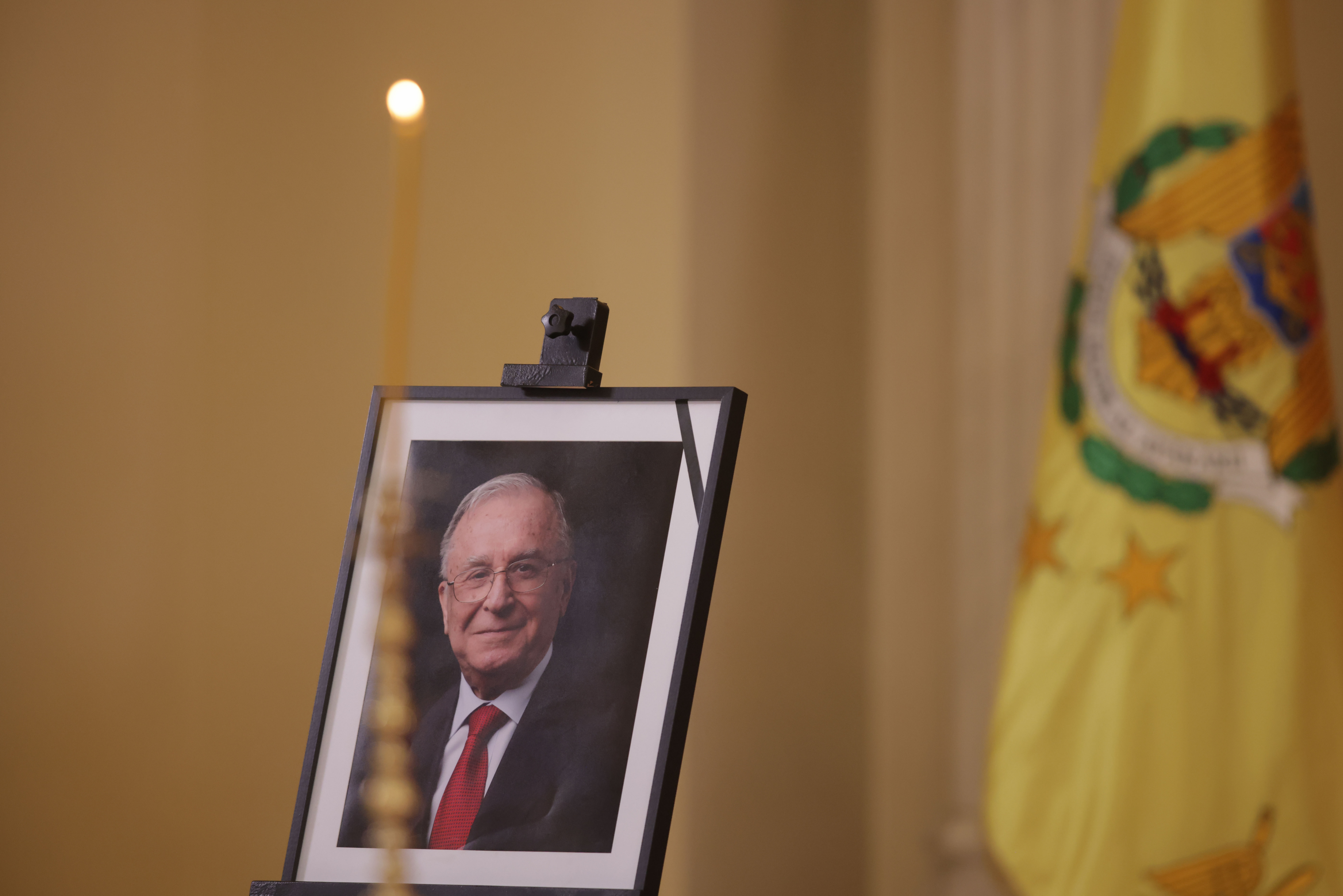 Oameni simpli aduc un ultim omagiu la sicriul cu trupul neînsuflețit al fostului președinte Ion Iliescu, în prima zi a funeraliilor de stat organizate în onoarea fostului șef de stat, la Palatul Cotroceni. FOTO Inquam Photos / George Călin