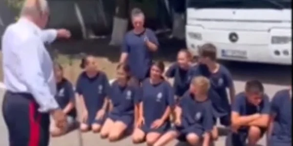 Copii umiliți, în genunchi pe asfalt, Călărași   foto Captura Video png