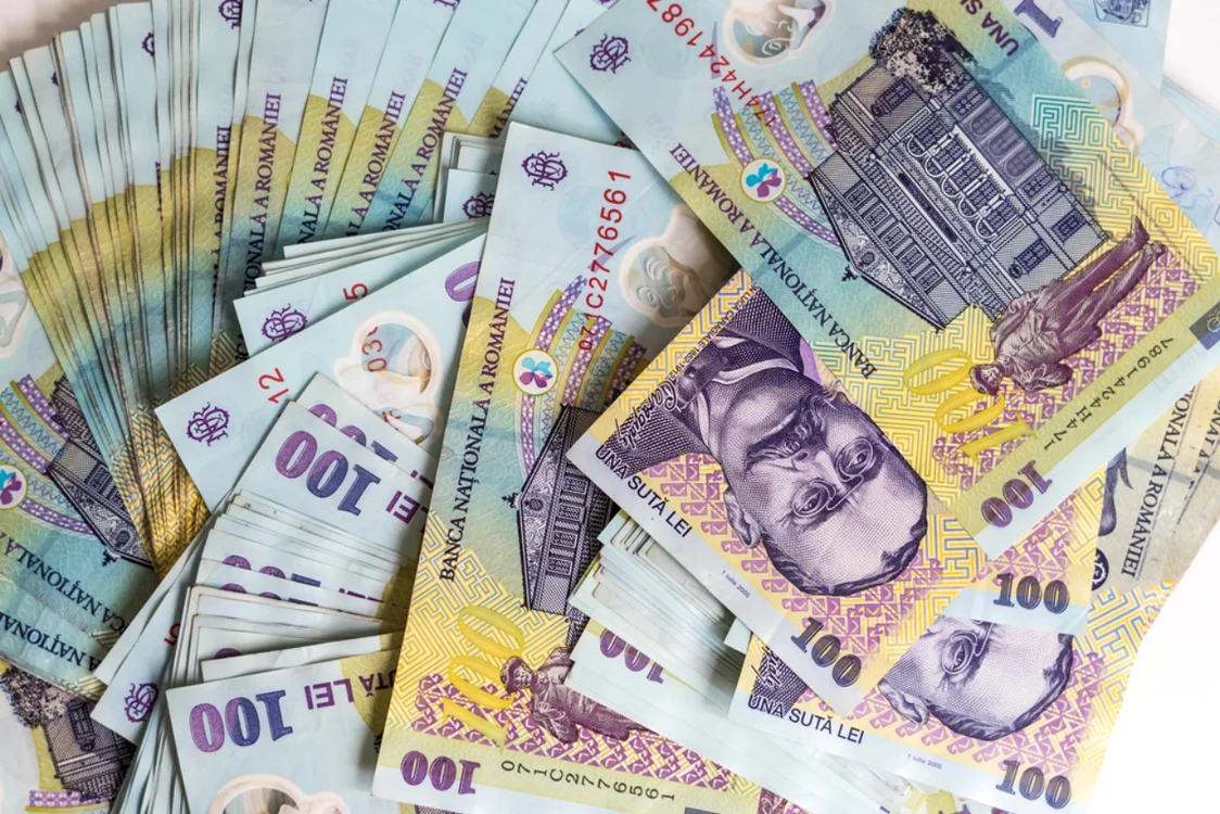 Foarte multe bancnkote de 100 de lei