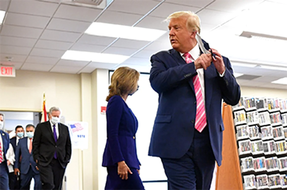 Donald Trump şi-a dat masca jos după ce a votat sâmbătă