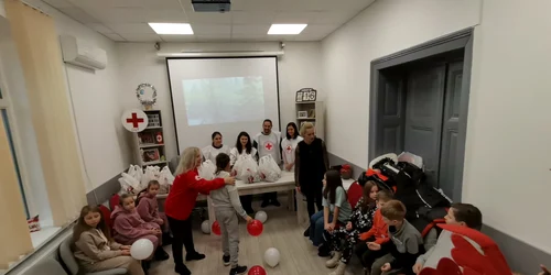 mos craciun a lasat la crucea rosie olt daruri pentru copiii ucraineni refugiati jpg