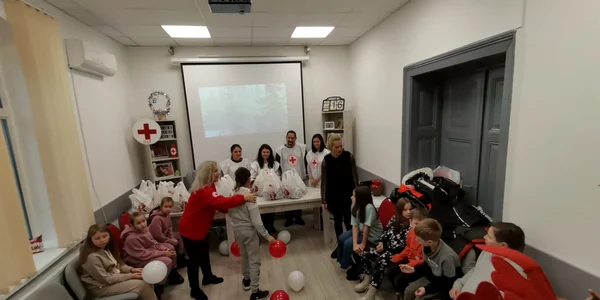 mos craciun a lasat la crucea rosie olt daruri pentru copiii ucraineni refugiati jpg