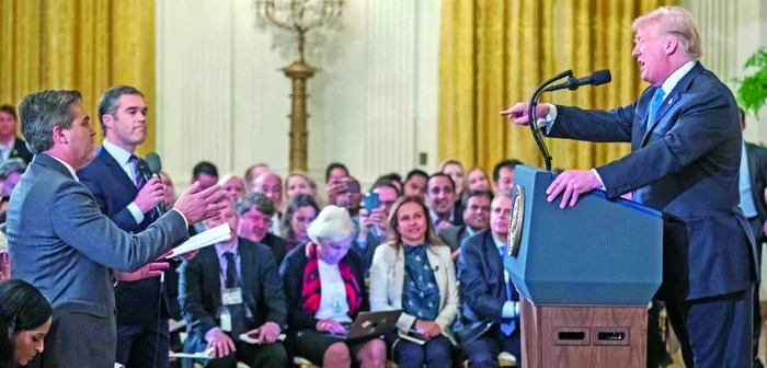 Schimb de replici Donald Trump- reporterul CNN Jim Accosta, în urma cărora acestuia i-a fost ridicată acreditarea la Casa Albă FOTO EPA/EFE