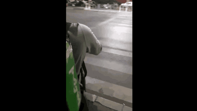 Un livrator nepalez a fost lovit pe neașteptate cu pumnul pe stradă de un necunoscut. „Du-te înapoi în țara ta! Ești un invadator!”