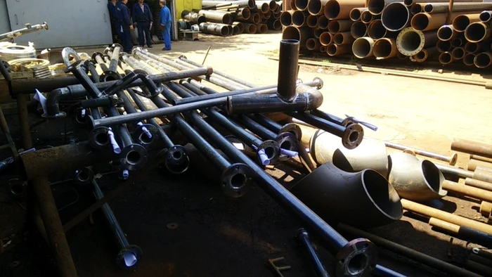 Țevi în curtea Șantierului Naval 2 Mai din Mangalia