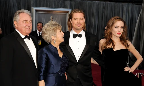 Angelina și Brad Pitt cu părinții lui Brad GettyImages 140018157 jpg
