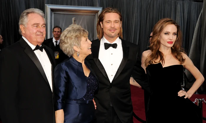 Angelina și Brad Pitt cu părinții lui Brad GettyImages 140018157 jpg