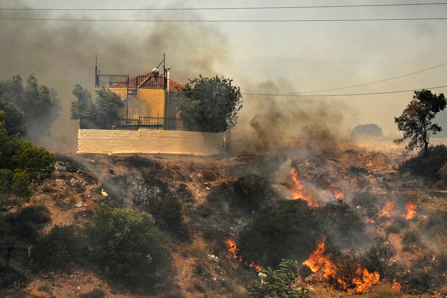 Incendiile de pădure se apropie de Atena. Pompierii se luptă să țină situația sub control VIDEO