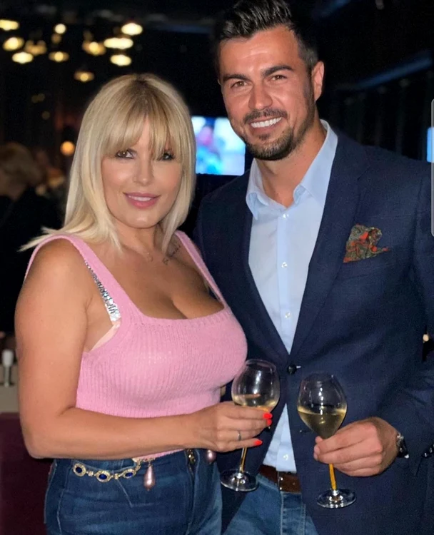 Elena Udrea s-a fotografiat în România, alături de iubitul ei și de fiica lor