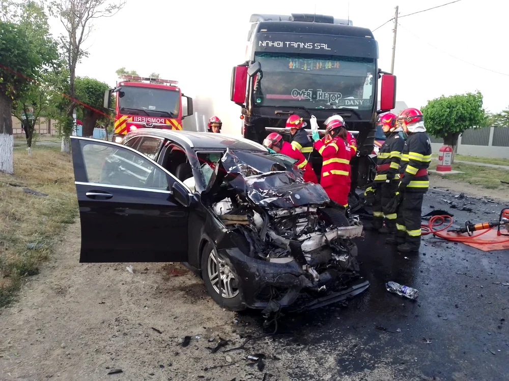 Pompierii au scos victimele dintre fiarele contorsionate ale mașinii FOTO  Adevărul