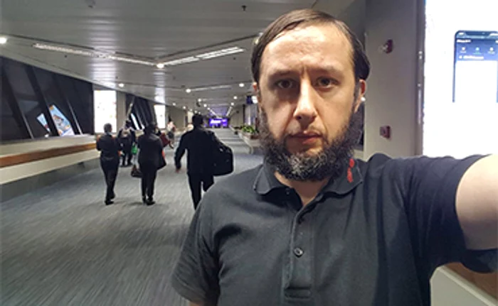 
    Singur cuc în terminalul ”Sosiri”  