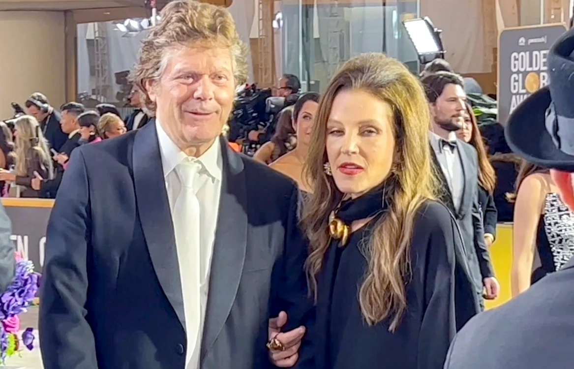 Lisa Marie Presley l-a apucat de braț pe Jerry Schilling în timpul interviului FOTO Profimedia 
