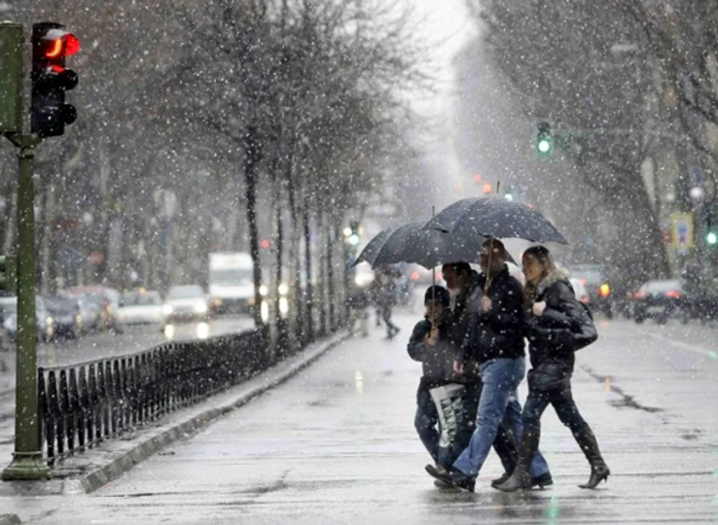 Prognoza meteo pentru următoarele două zile anunță că vremea va fi instabilă din punct de vedere termicfoto: Click!