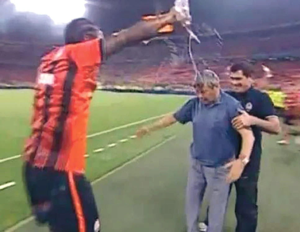 Şahtior câştigă titlul de campioană după  3-0 cu Oleksandria. Lucescu a fost iritat de baia de şampanie primită de la jucători