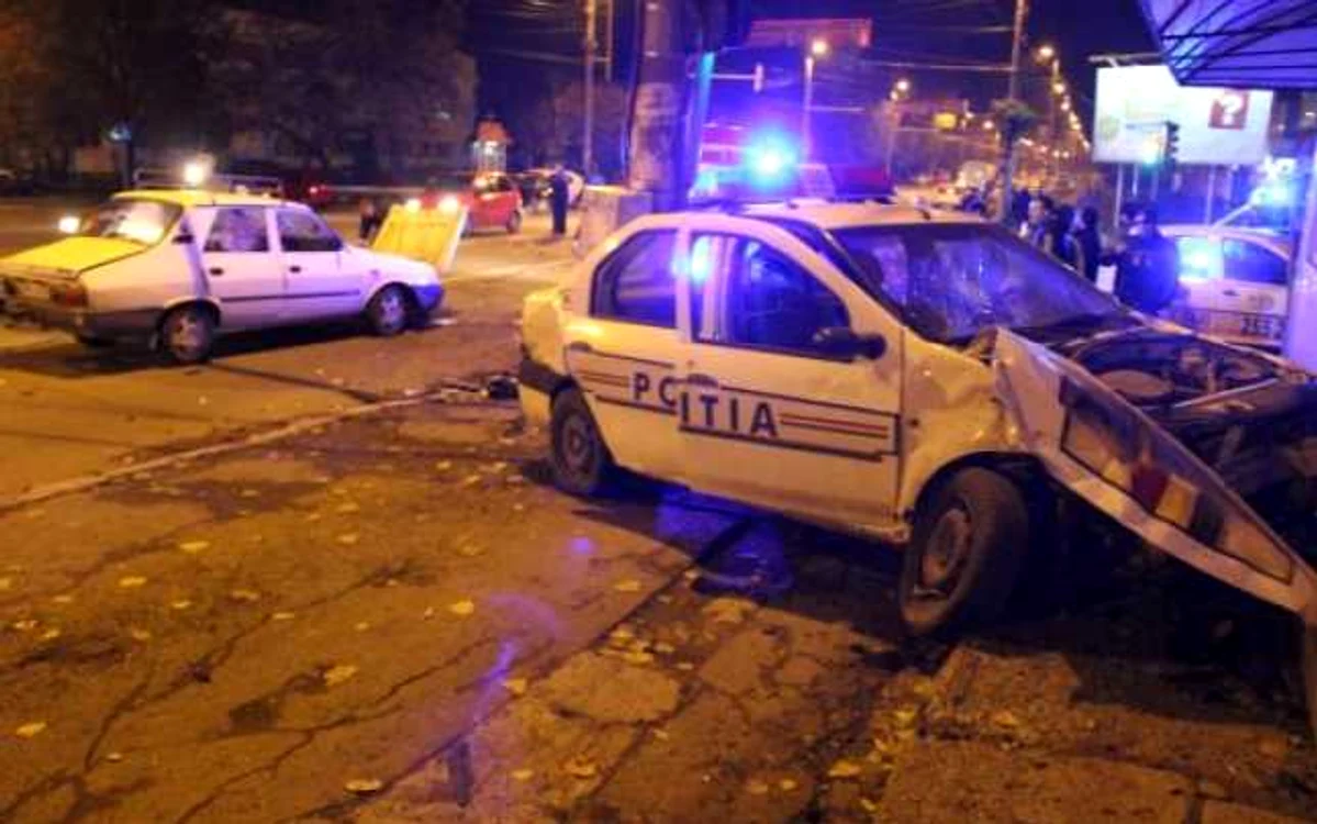 Loganul Poliţiei a ricoşat într-un chioşc de pe marginea drumului după impact Foto: Ziarul de Iaşi