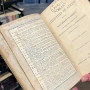 O carte a fost returnată după 150 de ani foto Biblioteca din Kiama png