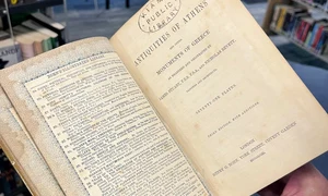 O carte a fost returnată după 150 de ani foto Biblioteca din Kiama png