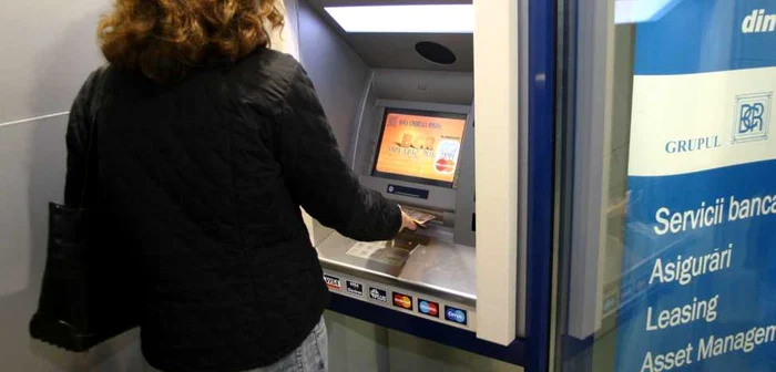 Clienţii bancomatelor sunt o pradă uşoară pentru hoţi