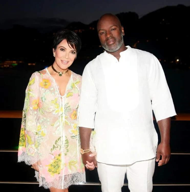 Kris Jenner și iubitul Corey Gamble ținându-se de mână