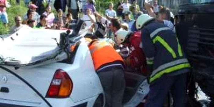 Râmnicu Vâlcea: Trei persoane au fost rănite într-un accident rutier, la Călimăneşti