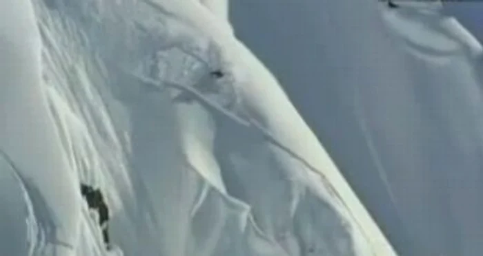 
    Schiorii îşi dau drumul din vârful muntelui  