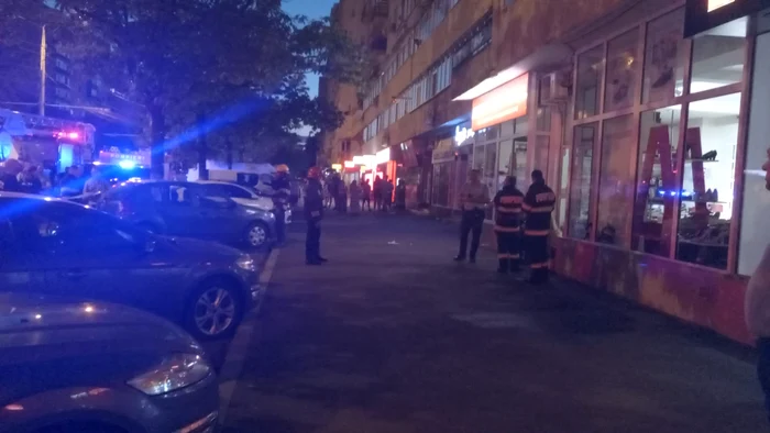 
    Doi copii de doi ani și o lună au murit după ce au căzut de la etajul 10 al unui bloc din PloieștiFoto: Ziarul Incomod  